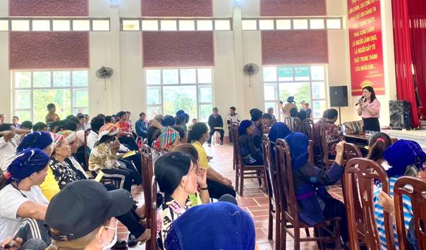 A group of people sitting in chairs in a room

AI-generated content may be incorrect.