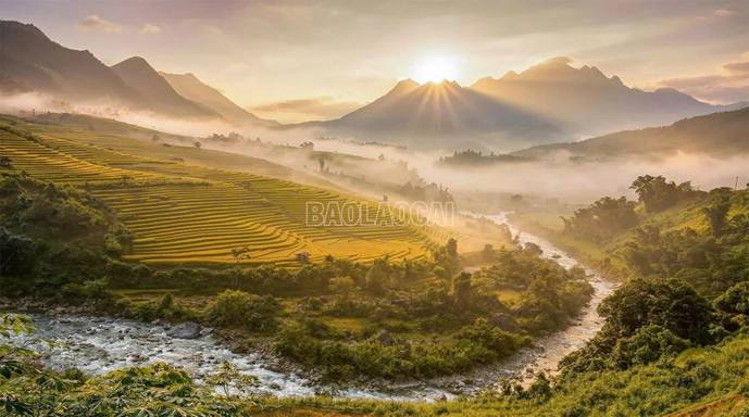 A river running through a valley

Description automatically generated